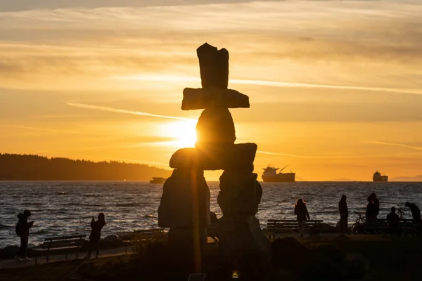 Escultura Piedra Inukshuk Hora Puesta Del Sol English Bay Beach — Foto de Stock