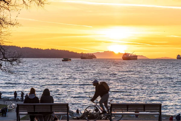 Vancouver Lakói Élvezik Naplemente Ideje English Bay Beach Vancouver City — Stock Fotó