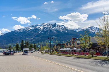Jasper, Alberta, Kanada - 29 Mayıs 2021: Covid-19 salgın döneminde Jasper Kasabası 'nın yaz mevsiminde sokak manzarası.