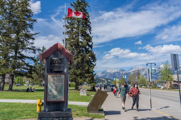Jasper, Alberta, Kanada - 29. Mai 2021: Straßenansicht der Stadt Jasper in der Sommerzeit während der Covid-19-Pandemiezeit, Menschen tragen Mundschutz. — Stockfoto