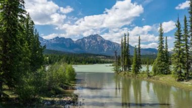 Yaz güneşli bir günde Piramit Dağı ve Athabasca Nehri. Jasper Ulusal Parkı Güzel manzara. Kanada Rocky Dağları, Alberta, Kanada. Zaman aşımı