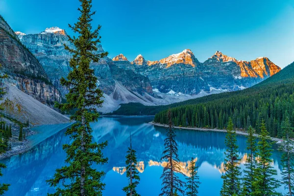 Moraine Lago Nascer Sol Verão Paisagem Típica Banff National Park — Fotografia de Stock