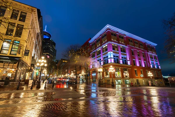 Βανκούβερ, Καναδάς - MAR 21 2021: Gastown Steam Clock και στο κέντρο της πόλης όμορφη θέα στο δρόμο σε μια βροχερή νύχτα. Κάμπυ και Γουότερ Στριτ. — Φωτογραφία Αρχείου