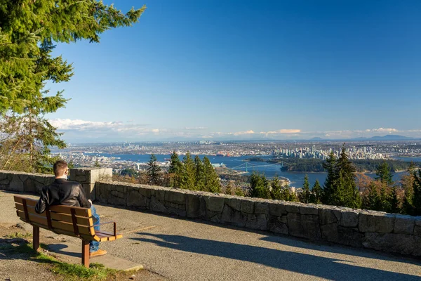 Turister avkopplande i Cypress Mountain Vancouver Outlook. Vancouver stad centrum och hamnen panorama utsikt. Lions Gate Bridge, British Columbia, Kanada. — Stockfoto