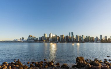 Vancouver şehir merkezinde alacakaranlıkta panoramik manzara. Vancouver Limanı 'nda gökdelenlerin yansıması. British Columbia, Kanada.