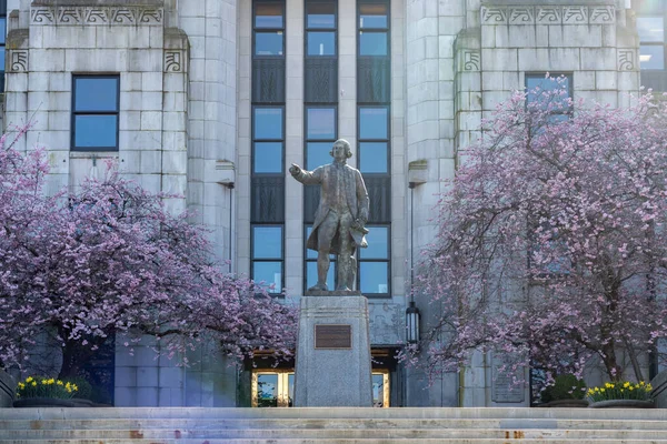 BC, Canada - March 25 2021 : Vancouver City Hall with cherry blossoms in full bloom. Canada spring time season photography. — Stock Photo, Image