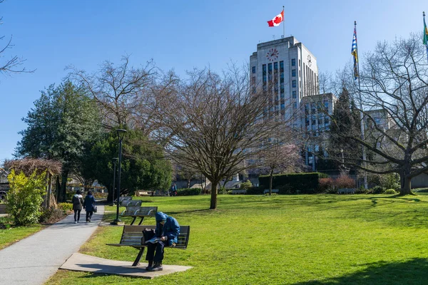 BC, Canadá - 25 de marzo de 2021: La gente descansa en el Jardín Comunitario del Ayuntamiento de Vancouver en primavera. — Foto de Stock