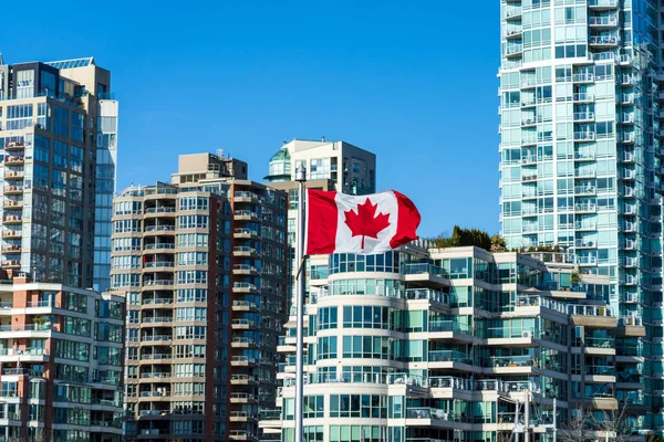 以温哥华市中心公寓为背景的加拿大国旗。加拿大城市生活的概念. — 图库照片