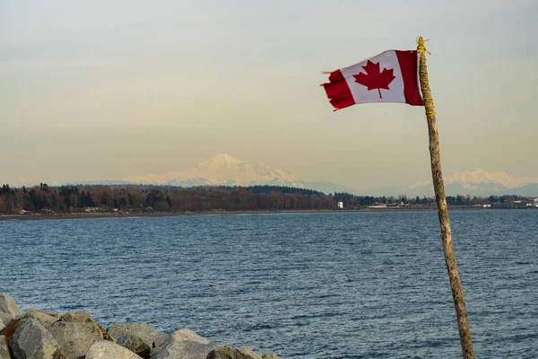 Baker-hegy alkonyatkor. Kilátás White Rock mólóról, Brit Columbia, Kanada. — Stock Fotó