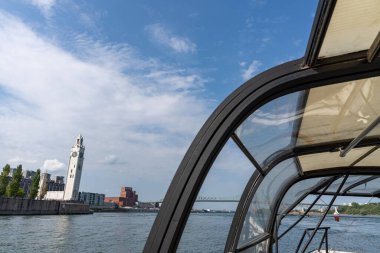 Montreal, Quebec, Kanada - 25 Ağustos 2021: Saat Kulesi ve St. Lawrence Nehri.