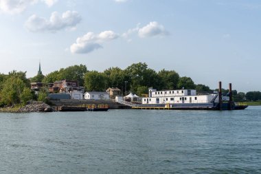 Pointe-aux-Trembles, Montreal, Kanada - 25 Ağustos 2021: Montreal Boatmen, Navette fluviale. St-Jean-Baptiste İskelesi.
