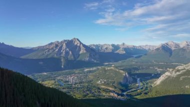 Etrafı dağlarla çevrili Banff kasabası. Zaman aşımından yaz mevsiminde alacakaranlığa. Sülfür Dağı 'nın zirve gözlem güvertesinden görüntü. Alberta, Kanada. 4K UHD