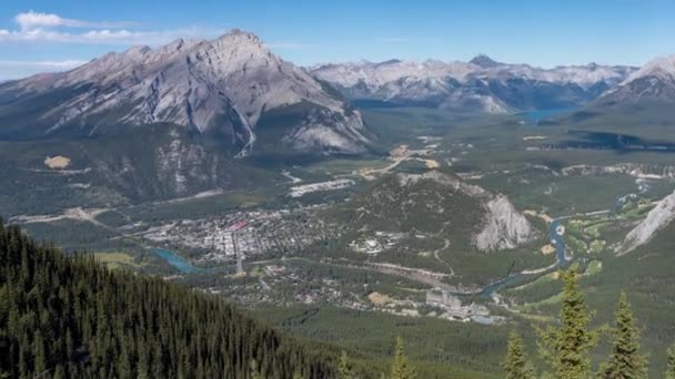 Ciudad Banff Con Montañas Circundantes Temporada Verano Día Soleado Vista — Vídeos de Stock