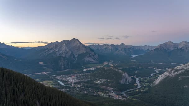 Miasto Banff Otaczającymi Górami Czas Upływa Zmierzch Nocy Sezonie Letnim — Wideo stockowe