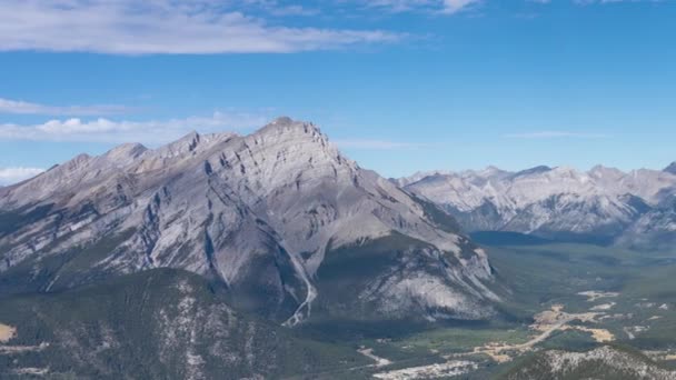 Město Banff Okolními Horami Cascade Mountain Lake Minnewanka Mount Girouard — Stock video