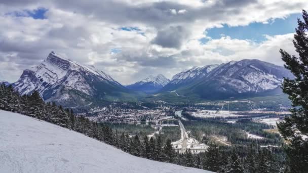 Miasto Banff Śnieżnym Sezonie Zimowym Snow Capped Mount Rundle Góra — Wideo stockowe