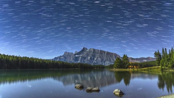 Trilhas Estelares Acima Monte Rundle Two Jack Lake Noite Céu — Vídeo de Stock