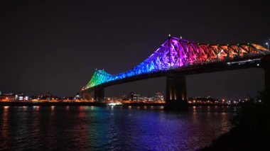 Jacques Cartier Köprüsü gece gökkuşağı ışığında. Montreal, Quebec, Kanada.