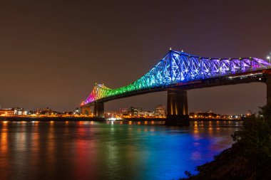 Jacques Cartier Köprüsü gece gökkuşağı ışığında. Montreal, Quebec, Kanada.