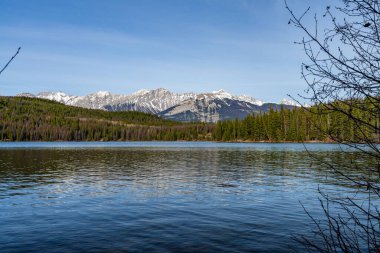 Piramit Gölü. Jasper Ulusal Parkı dağ manzarası, panoramik manzara. Kanada Rocky Dağları doğa manzarası arka planı. Alberta, Kanada. Colin Dağı, Hawk Dağı.
