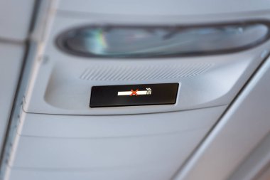 Bir yolcu kabininin tepe konsolunda sigara içildiğine dair işaret yok..