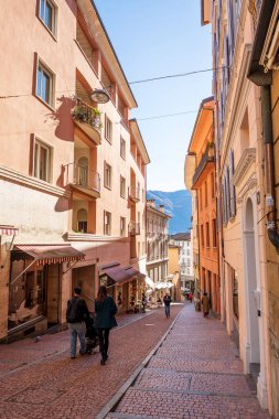 Lugano, Ticino Kantonu, İsviçre - 3 Kasım 2025: Eski kasabadaki Cattedrale caddesi üzerinden.
