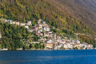Gandria tarihi köy yamacı ve Lugano Gölü kıyısı. Lugano, Ticino Kantonu, İsviçre.