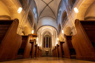 İçi boru organı ve vitraylı pencerelerle dolu iğrenç bir katedral. Zürih, İsviçre.