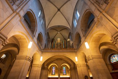 İçi boru organı ve vitraylı pencerelerle dolu iğrenç bir katedral. Zürih, İsviçre.