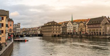 Zürih, İsviçre - 3 Kasım 2025: Zürih Belediye Binası Rathaus ve sonbaharda Limmat Nehri kıyısındaki lonca evleri.