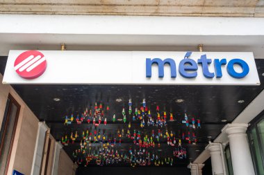 Lozan, Vaud, İsviçre - 01 Kasım 2025: Ouchy-Olympique metro istasyonu giriş tavan süslemesi.