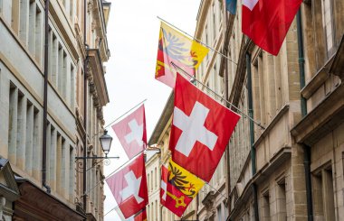 Rue de l 'Hotel-de-Ville' de İsviçre ve Cenevre bayraklı Cenevre Belediye Binası Caddesi. Cenevre, İsviçre.