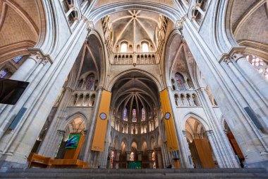 Lozan, Vaud, İsviçre - 01 Kasım 2025: Lozan Katedrali Gotik iç mimarisi büyük bir boru organı ve kubbeli tavan.