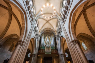 Cenevre, İsviçre - 01 Kasım 2025: St Pierre Katedrali modern avize ve org ile iç sahanlığı.