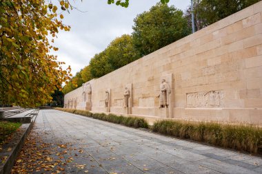 Calvin ve Farel heykellerinin olduğu Reform Duvarı anıtı. Cenevre, İsviçre.