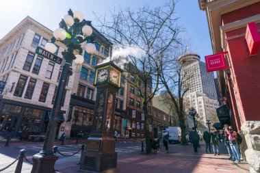 Gastown Buhar Saati ve şehir merkezindeki güzel sokak manzarası. Cambie ve Water Caddesi. Vancouver, Kanada