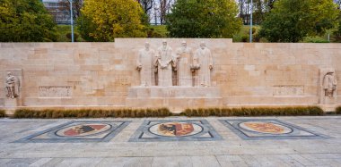 Calvin ve Farel heykellerinin olduğu Reform Duvarı anıtı. Cenevre, İsviçre.