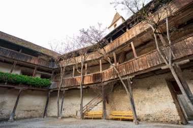 Gruyeres, Fribourg Kantonu, İsviçre - 31 Ekim 2025: Gruyeres Şatosu Müzesi iç mimarisi sergi odaları ve tarihi eserler.