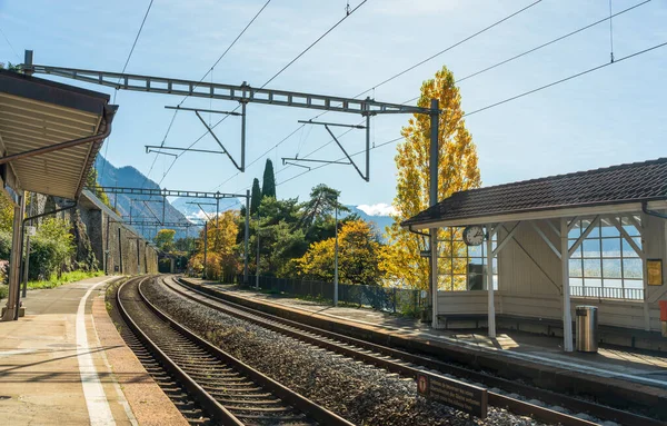 Veytaux, Vaud Kantonu, İsviçre - 30 Ekim 2025: Veytaux-Chillon tren istasyonu.