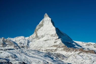 Matterhorn karı mavi gökyüzüne karşı zirve yaptı. Zermatt, Valais Kantonu, İsviçre.