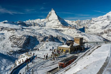 Gornergrat Matterhorn demiryolu dağ zirvesi olan kırmızı tren. Zermatt, Valais Kantonu, İsviçre.