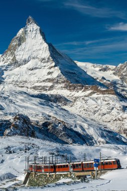 Gornergrat Matterhorn demiryolu dağ zirvesi olan kırmızı tren. Zermatt, Valais Kantonu, İsviçre.