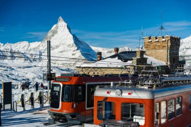 Gornergrat Matterhorn demiryolu dağ zirvesi olan kırmızı tren. Zermatt, Valais Kantonu, İsviçre.