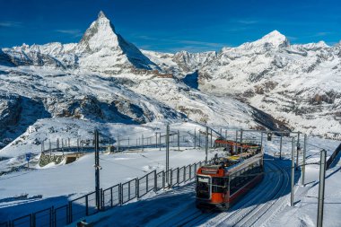 Gornergrat Matterhorn demiryolu dağ zirvesi olan kırmızı tren. Zermatt, Valais Kantonu, İsviçre.