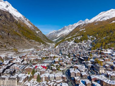 Zermatt kasabası ve Matterhorn Dağı 'nın havadan görünüşü. Zermatt, Valais, İsviçre.