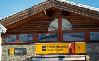 Zermatt, Valais, İsviçre - 28 Ekim 2025: Riffelberg tren istasyonu kızağı sarı işareti.