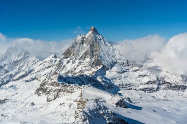 Matterhorn ikonik piramidi. Mavi gökyüzüne karla kaplı dağ zirvesi. Zermatt, Valais Kantonu, İsviçre.