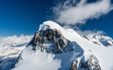 Büyük kar örtüsü ve asılı buzullarla Breithorn Dağı zirvesi. Zermatt, Valais Kantonu, İsviçre.
