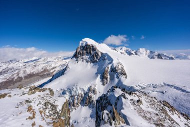 Büyük kar örtüsü ve asılı buzullarla Breithorn Dağı zirvesi. Zermatt, Valais Kantonu, İsviçre.
