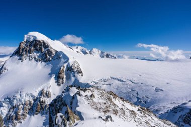 Büyük kar örtüsü ve asılı buzullarla Breithorn Dağı zirvesi. Zermatt, Valais Kantonu, İsviçre.